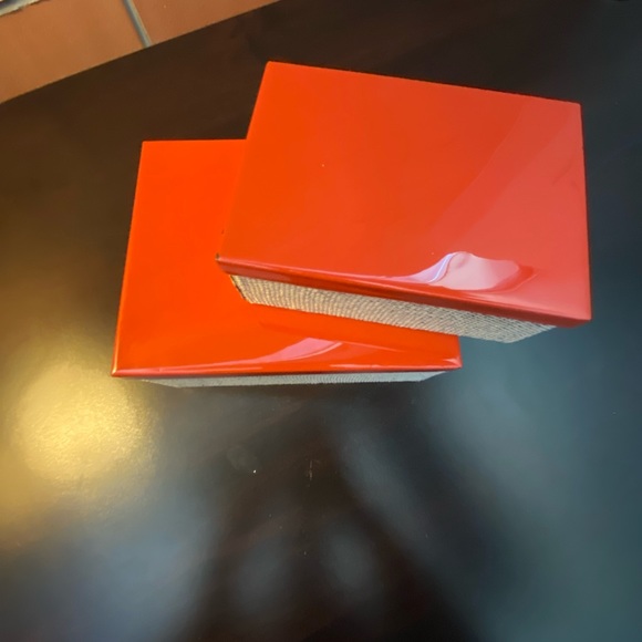 Small: W: 6.5in L: 2.5in Large: W: 8.5in L: 3.5in two orange top containers - Picture 3 of 4